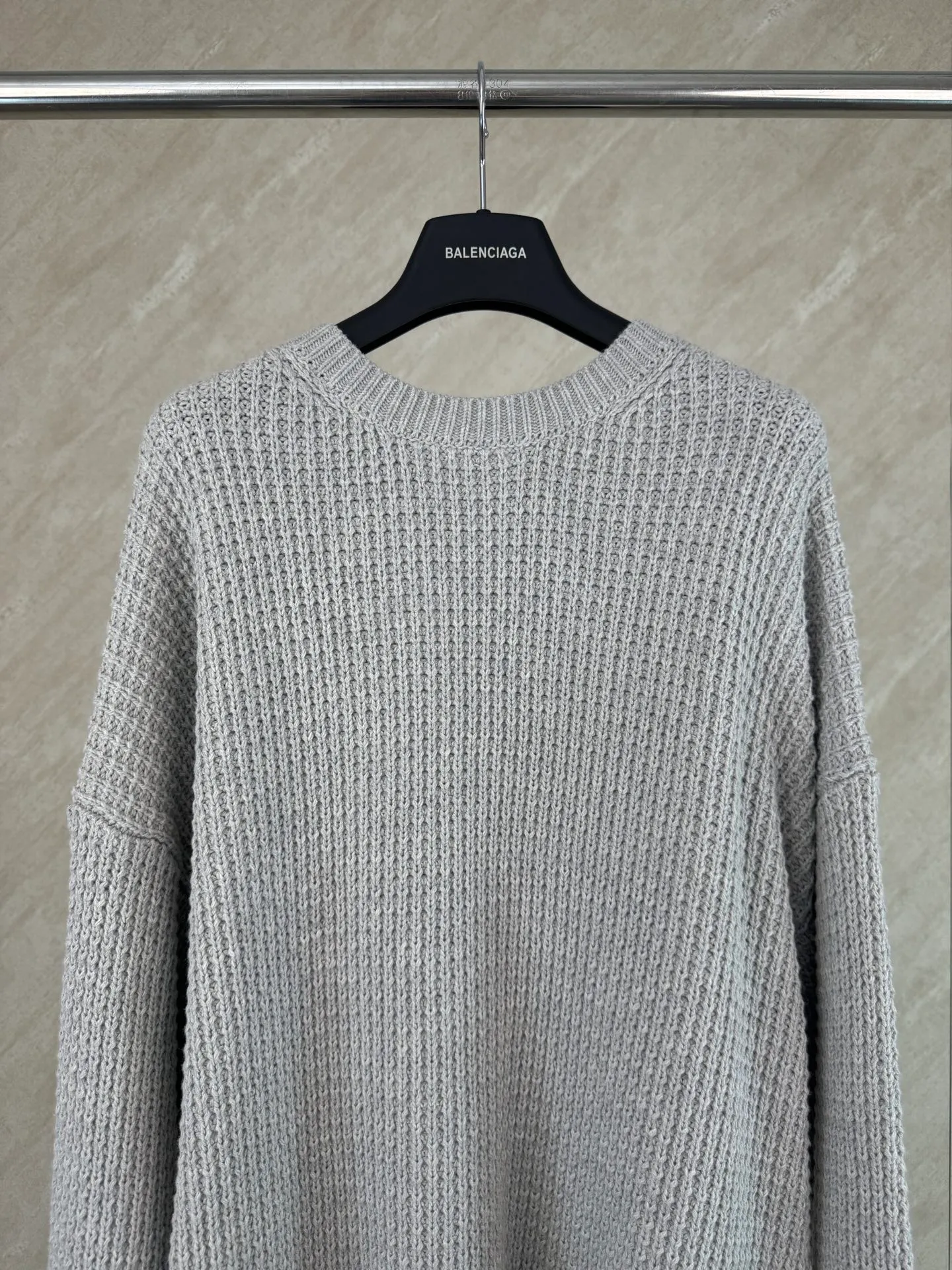 P570 Chrome Hearts cashmere waffle sweater size s m l The main body fabric is made of custom-woven and dyed cashmere and mulberry silk blended yarn. The whole dress takes nearly 200 minutes. The Chrome Hearts cross leather on both sides of the sleeves is genuine sheepskin. The hardware and cross sheepskin are all hand-sewn. The labor cost is extremely high. The back hardware accessories are molded and made to order. They are aged and oxidized.